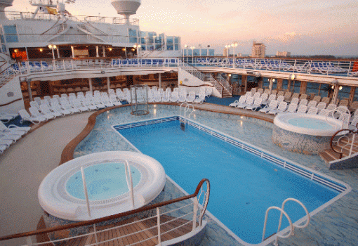 Piscina Exterior al anochecer